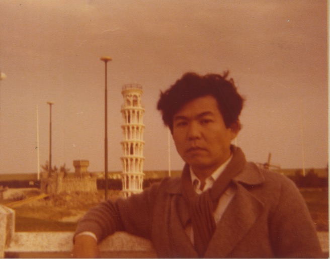 Arakawa in front of the leaning tower of Pisa